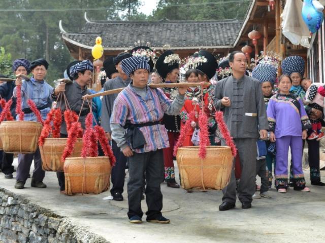 少数民族结婚新娘子接亲,少数民族结婚新郎新娘喝酒