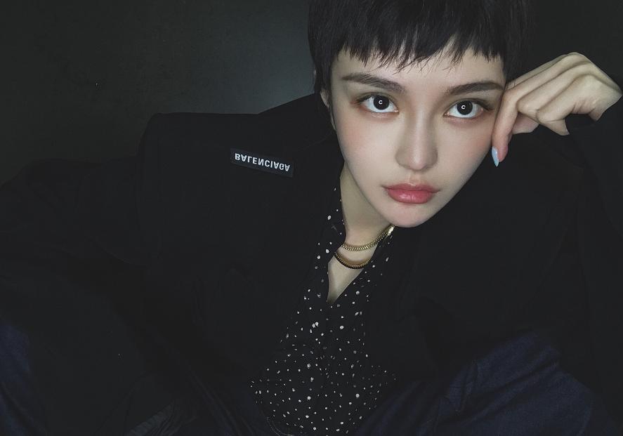 周扬青戴黑色帽子的照片,周扬青同款发型