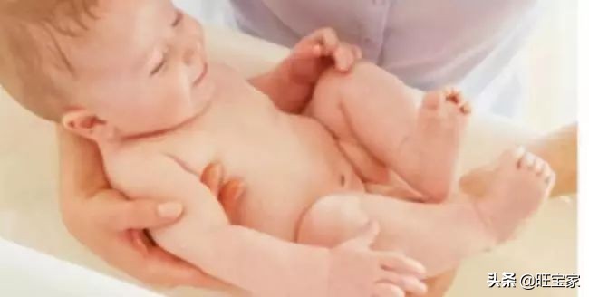 每次洗澡宝宝都要跟着怎么办,孩子每次洗澡起来都哭闹怎么回事