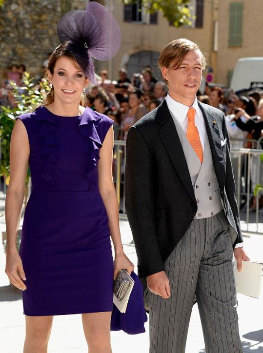 卢森堡前王妃特西再婚，婚纱选V领白裙优雅美，两位王子给当伴郎