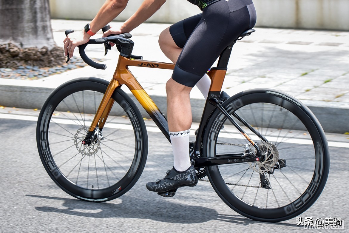 入门碳纤维公路车和顶级铝公路车,kootu碳纤维公路车测评