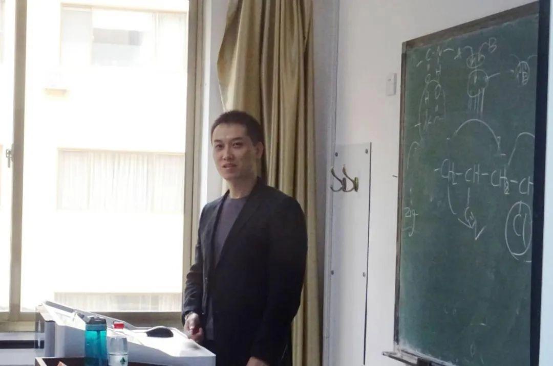 他是青岛大学帅气的男神老师，是云课堂中“新晋网红”、人气主播