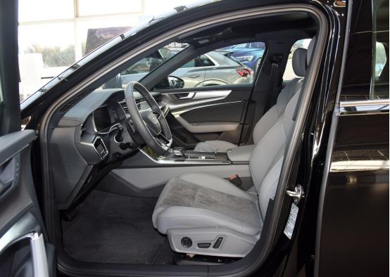 奥迪A6L,搭配3.0T动力,百公里加速仅需6.6秒,油耗9.6L,颜值高