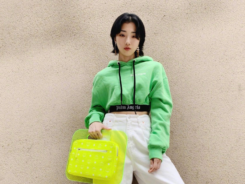 荧光色显白穿搭,荧光黄发色穿衣搭配