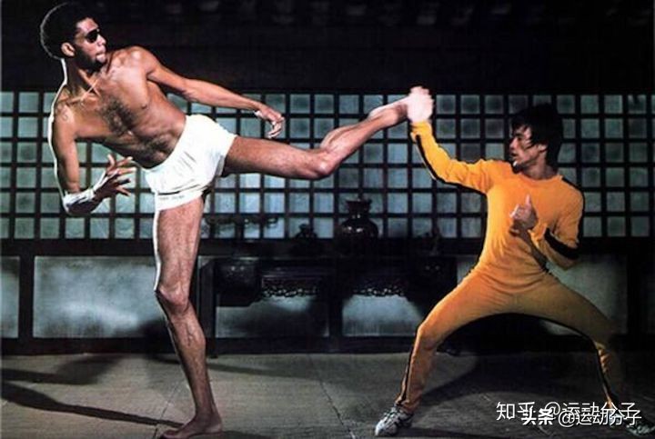 斯台普斯球馆雕像,斯台普斯中心门前的雕像