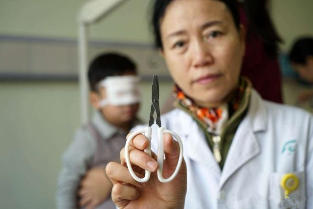 男孩玩闹时不慎戳到同学眼睛,课间男孩眼睛被同学戳伤