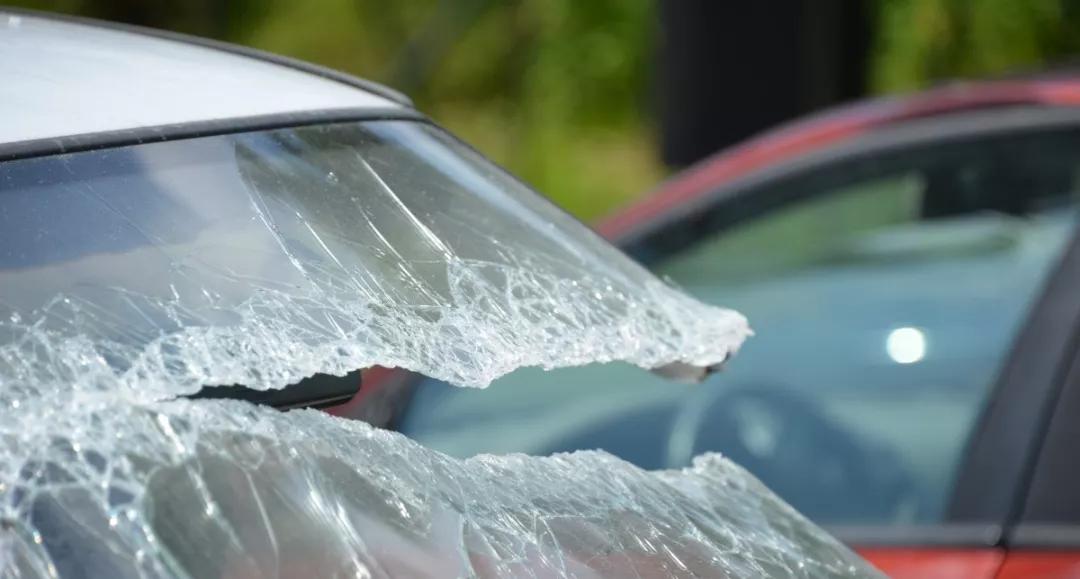 路上被石子崩破了玻璃该找谁,高速车玻璃被石子崩了找谁索赔