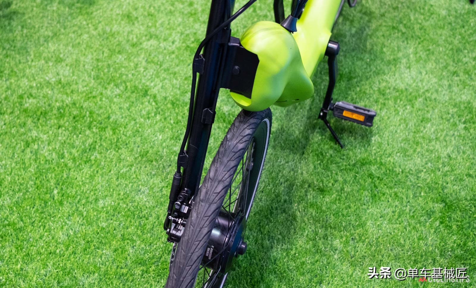 这是飞机，这是鸟……不，这是一个无压迫感的自行车车座