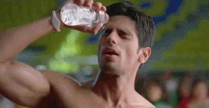 据说这个德国运动水瓶能当移动空调用?!亲测轻轻一喷清凉降温