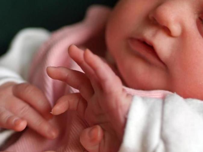 新生儿肚皮鼓起来正常吗,新生儿肚皮鼓还硬硬的