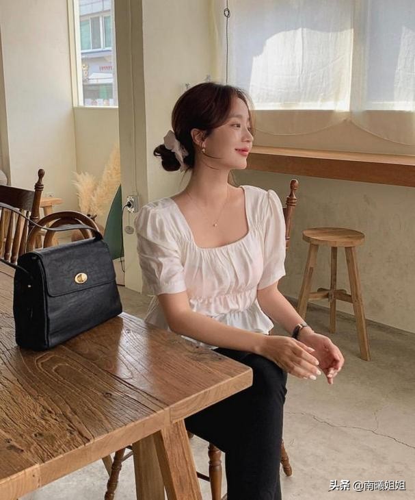 奔五的女人放弃黑长直吧！这4款“短发”最适合你，显脸小还减龄