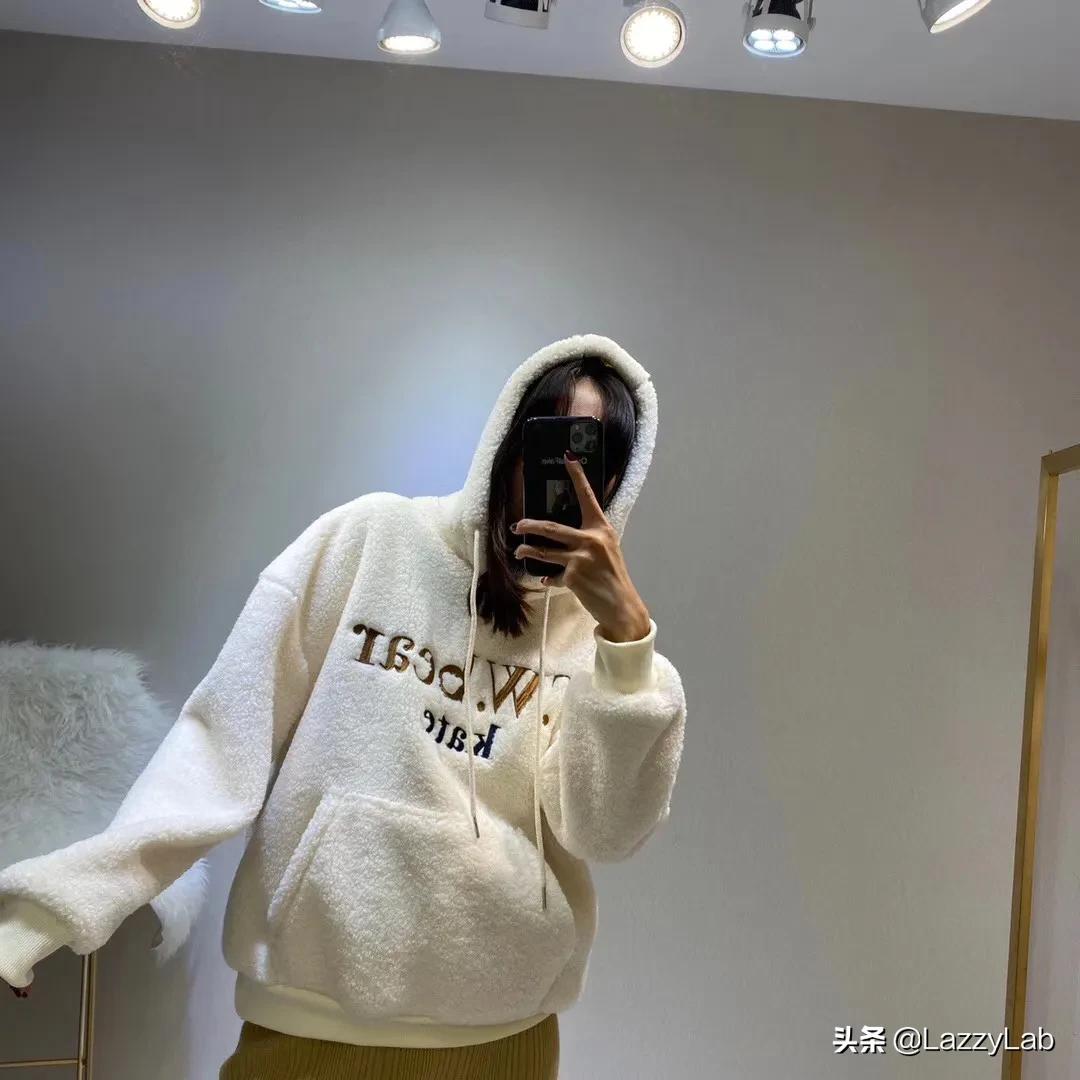 小熊teenieweenie绿色连帽羽绒服,品牌teenieweenie直播卫衣穿搭