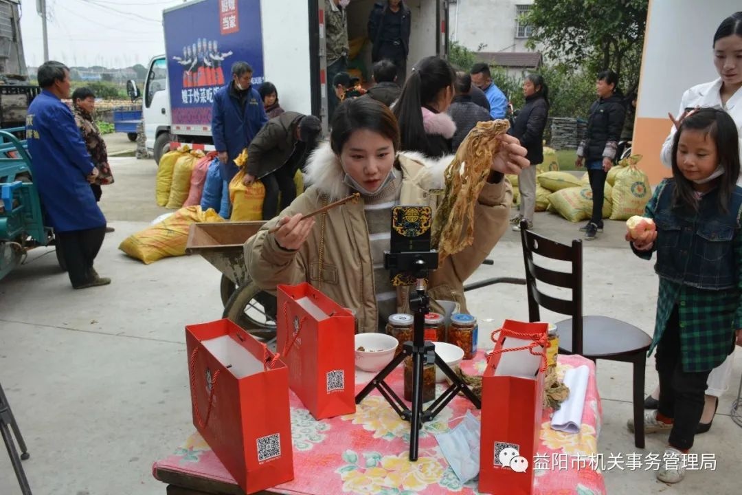 擦菜子变“网红”直播带货为富民村“打call”