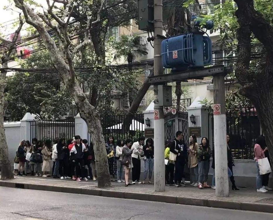 让街上的女孩齐露腰，需要几步？