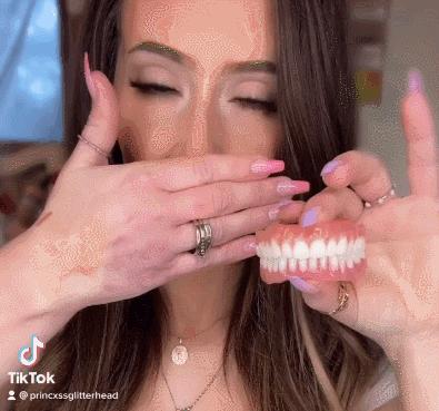 她21岁生娃,9年后牙齿掉光,卸妆惊呆网友:真实的自己最美