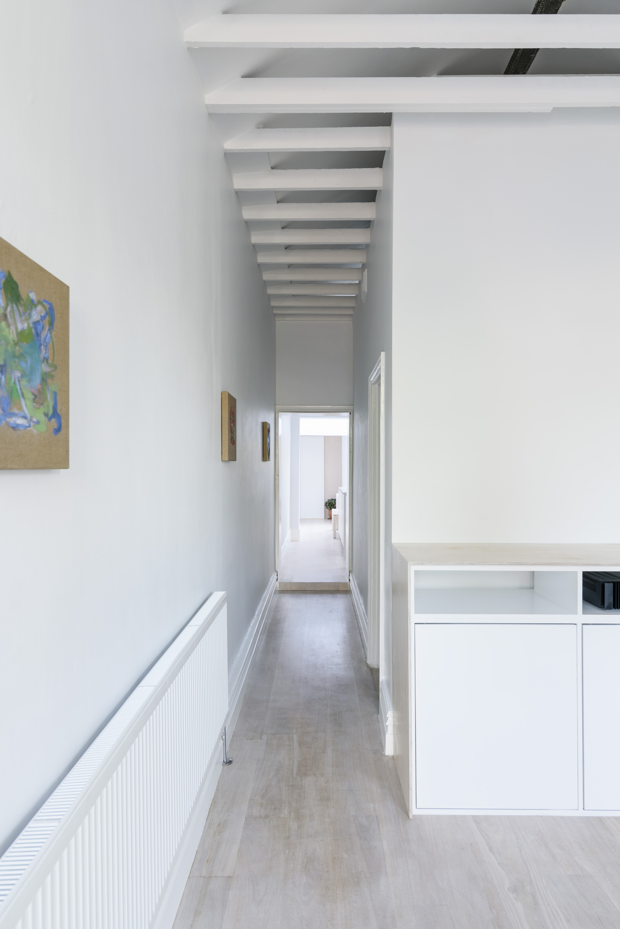 直线型台灯,带阁楼的英式小屋图片