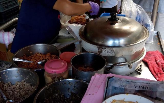 老奶奶摆摊卖纯手工小吃多年,80后老阿姨做早餐摆摊