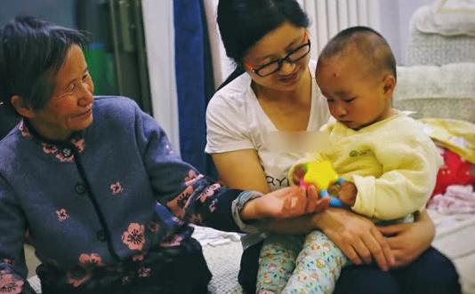 宝宝误食生石灰呕吐,孩子误食了奶奶一瓶药