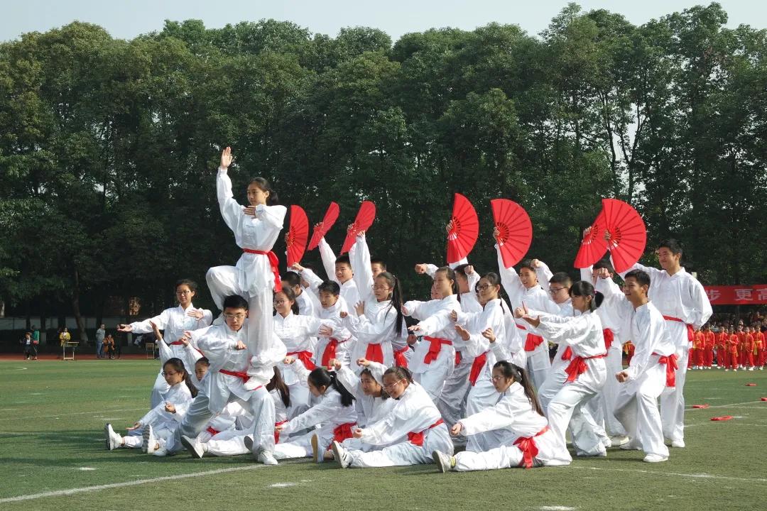 全员参与不落一人,确保学生校内每天体育运动不少于