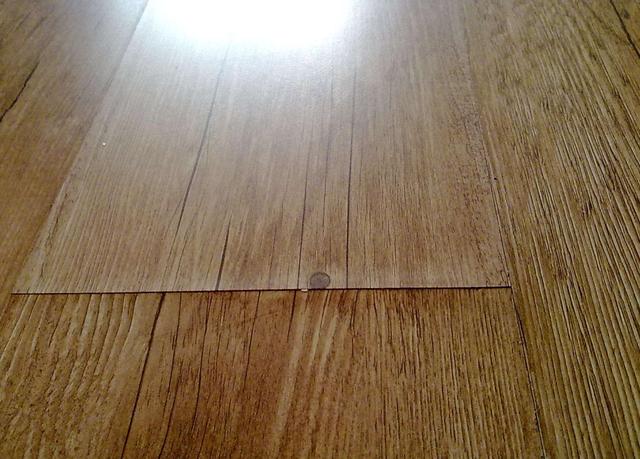 强化地板泡水？别听别人忽悠，请人处理白花钱，自然蒸发最有效