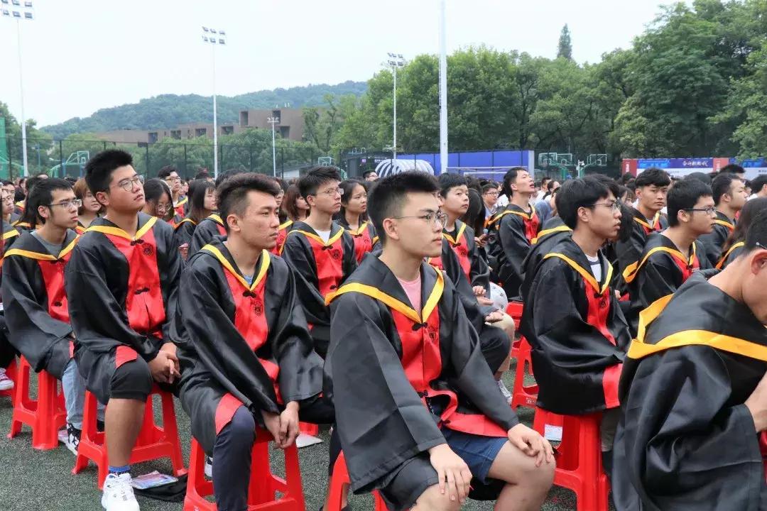 毕业啦难舍难分,毕业啦很舍不得离开