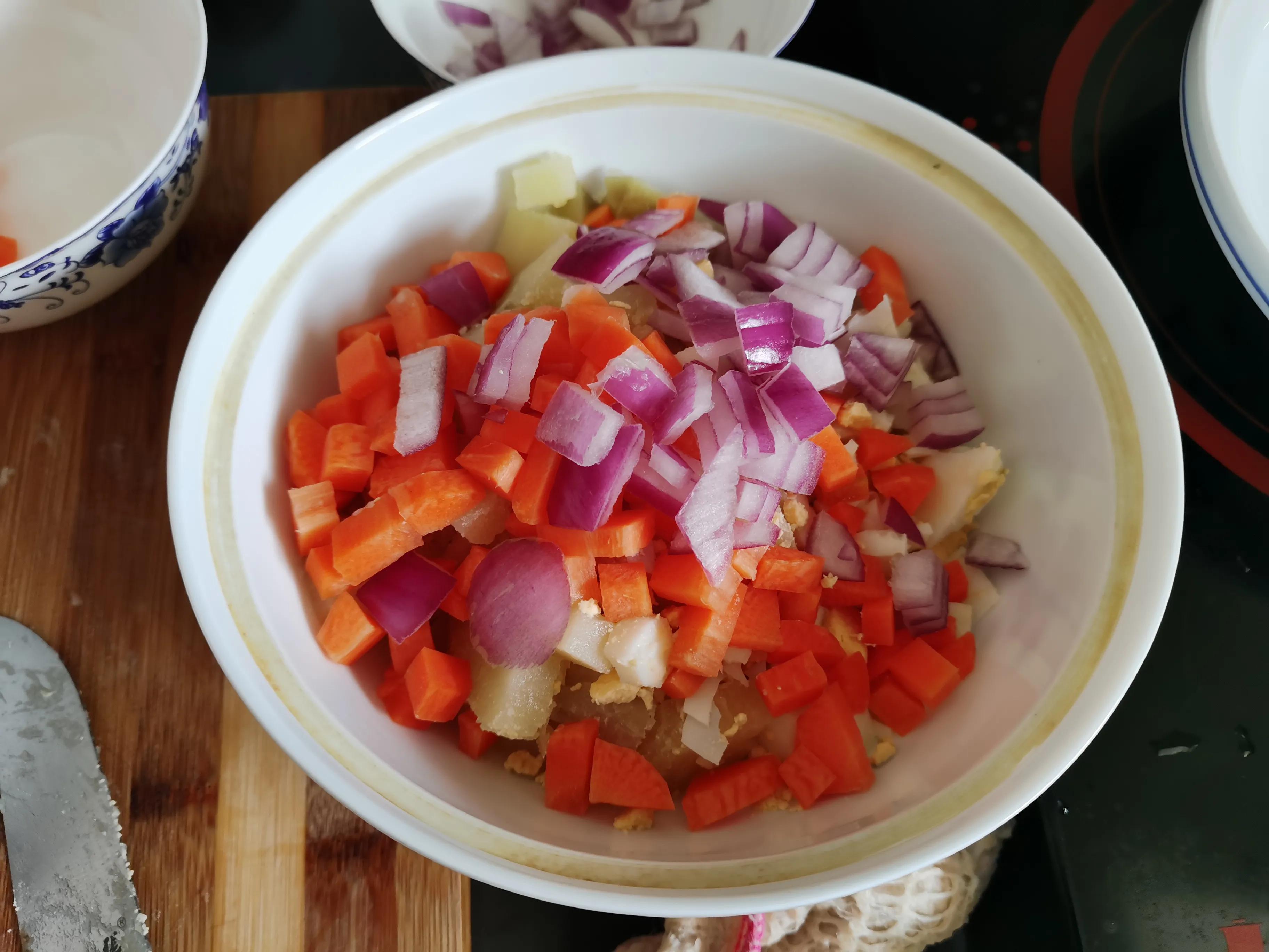 面包佐土豆沙拉教学,面包佐土豆沙拉步骤