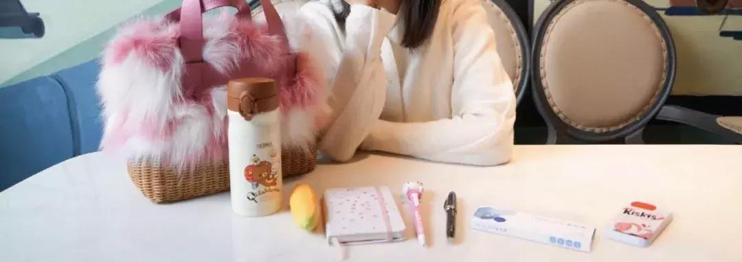 女生包里一定要装什么,女人包里应装些什么