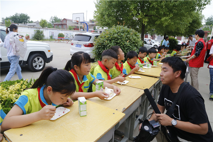 六一儿童节献爱心慰问活动,关爱困境儿童六一慰问暖童心