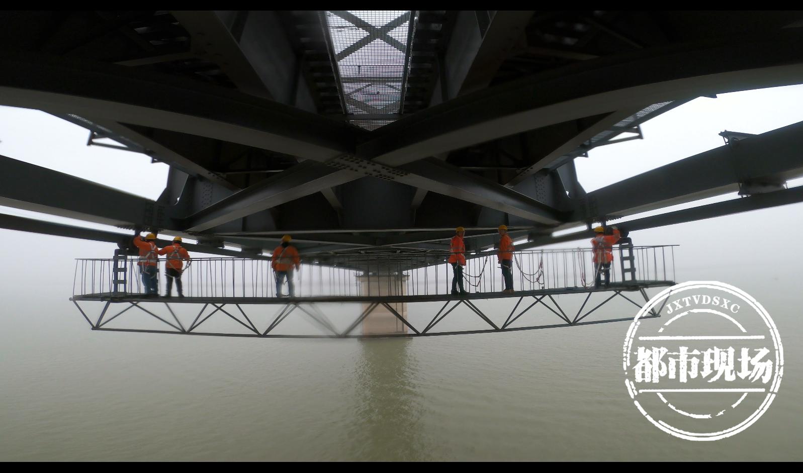 九江：他们工作时，脚下是惊涛骇浪，头顶常有列车驶过