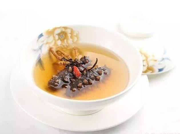 大厨教你炒海参的正确做法,海参的家常做法海参炒大葱