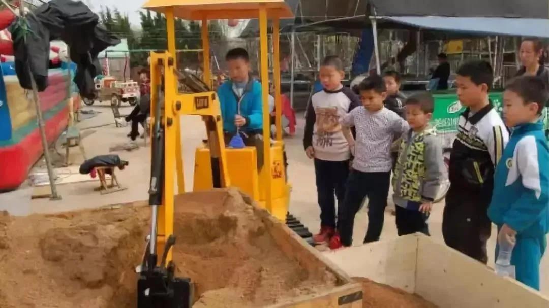 痴迷挖掘机的小男孩,为什么小男孩都喜欢挖掘机