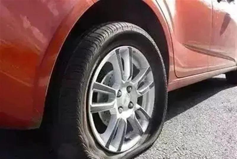 高温暴晒下的车,高温天气汽车暴晒有啥影响