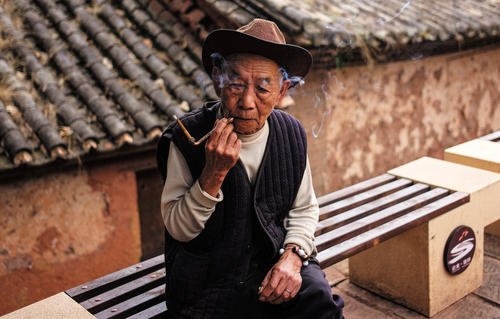 俗语人到四十两不碰三不动四不换,农村老话人过四十三不动三不换