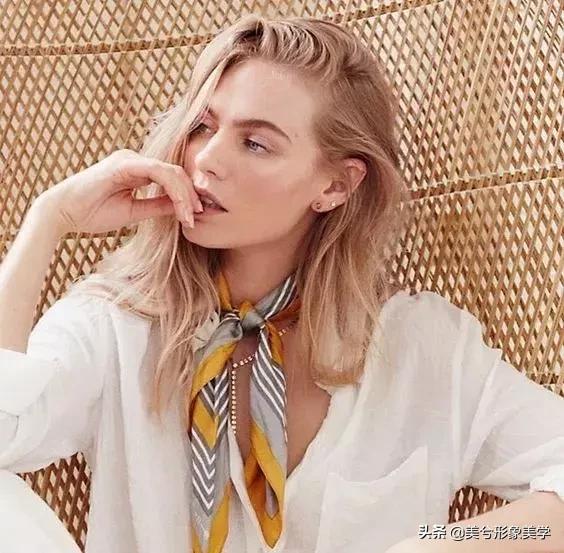 旧衣服怎么系丝巾好看,长条丝巾系法变衣服内搭