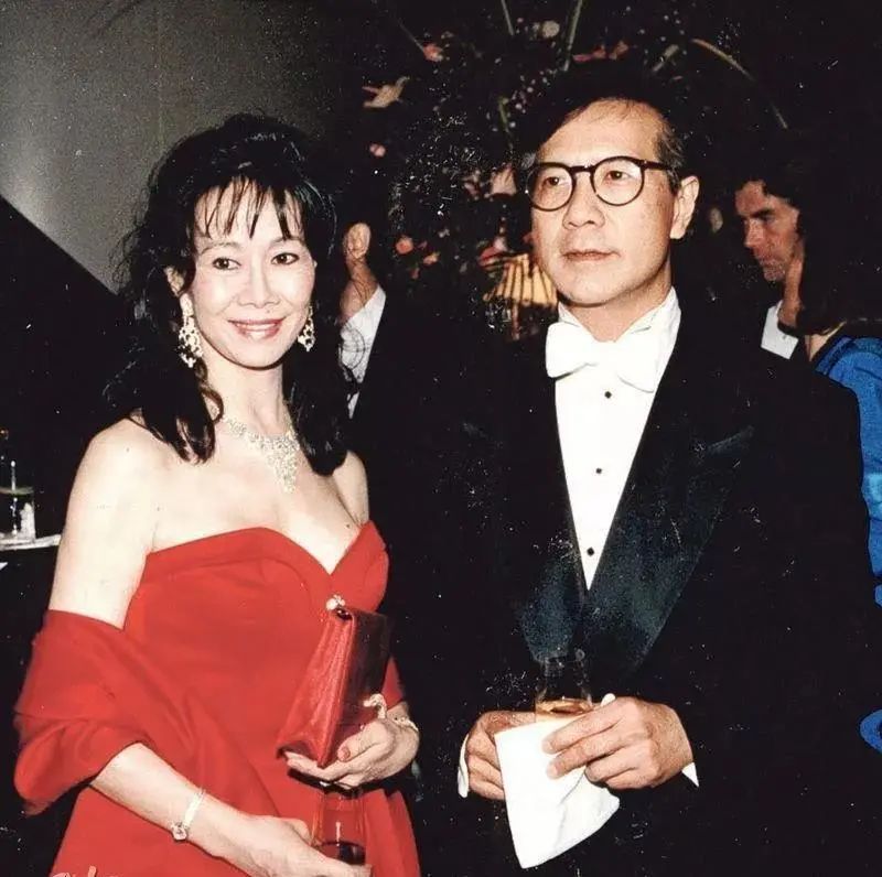 穿三百万皮草的香江富贵花,前半生让人羡慕,后半生却惨遭唾骂?