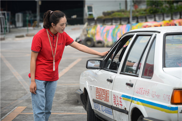 重庆一驾校因标语成网红学过车的你,一定是笑中带泪吧?