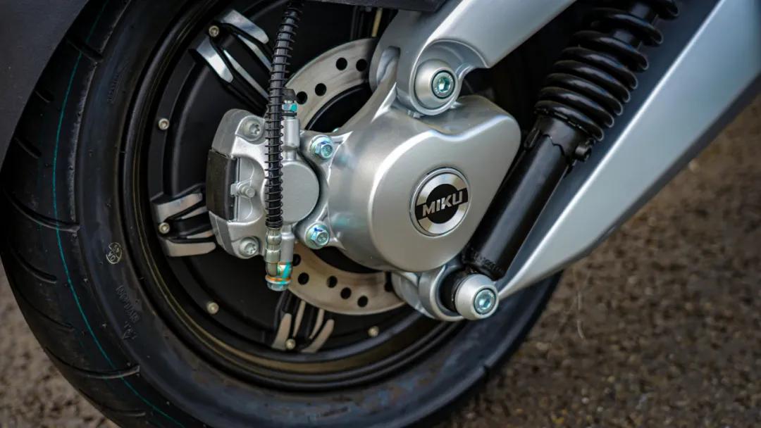 黑科技的电摩MIKUSuper:汽车级锂电双芯双动力指纹解锁