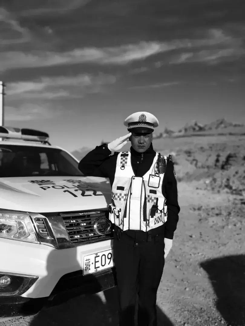 唐古拉交警执勤视频,交警执勤凌晨暖心感动视频