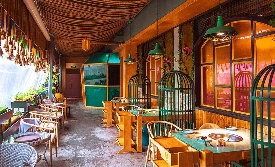 被关在花园“笼子”里吃火锅，这家春熙路的网红店，板眼儿真多！