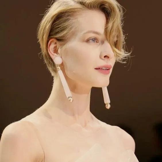 女明星红毯造型少不了它？网友：论优雅，还得是Armani的设计