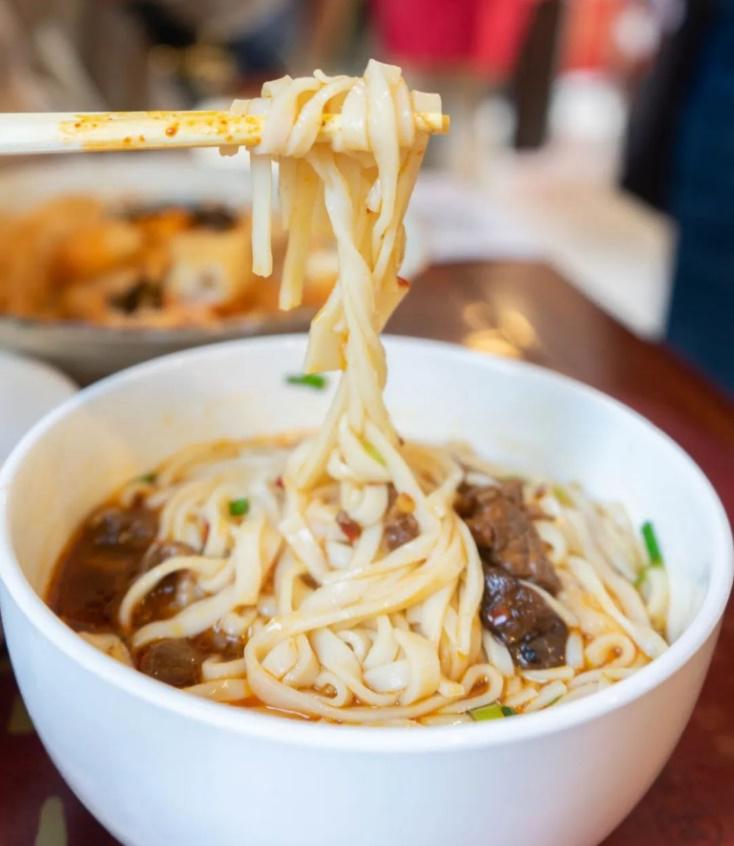 第一时间就是吃一碗广西特色米粉,湖南米粉最正宗的吃法