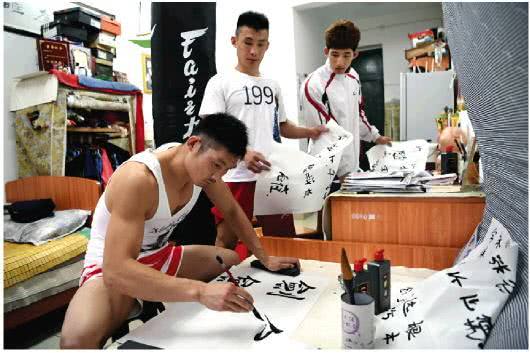 被逼发威的职业选手发声明：健身教练激怒我出手，才将他打挺在地