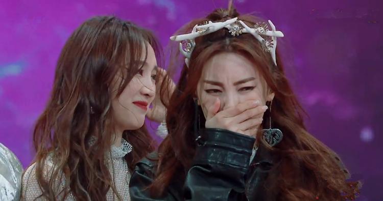 暖心郁可唯唱歌,郁可唯羽绒服蓝色