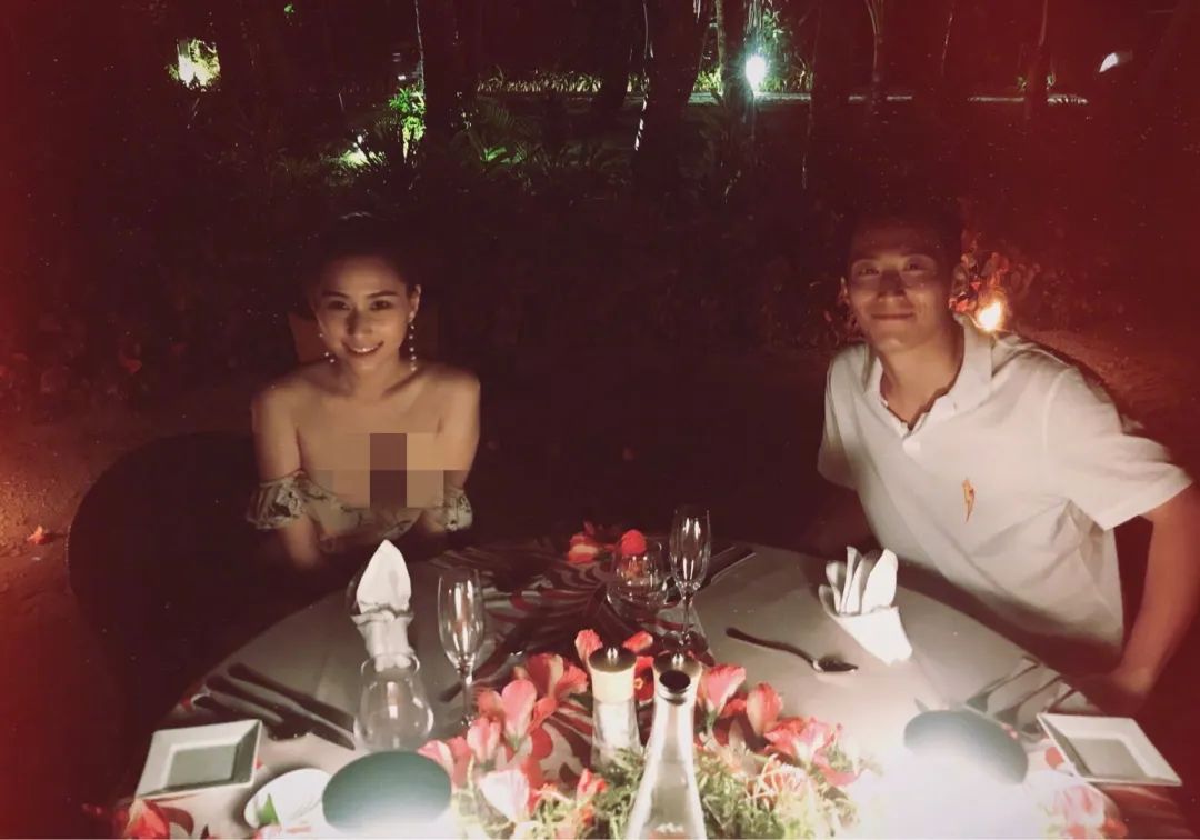 何超莲晒窦骁合照大秀恩爱,窦骁深夜晒何超莲合影