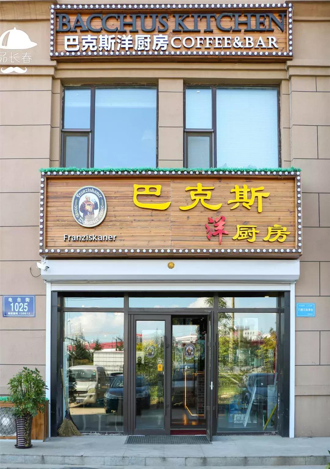 这家餐厅居然用外国大帅哥来吸引顾客