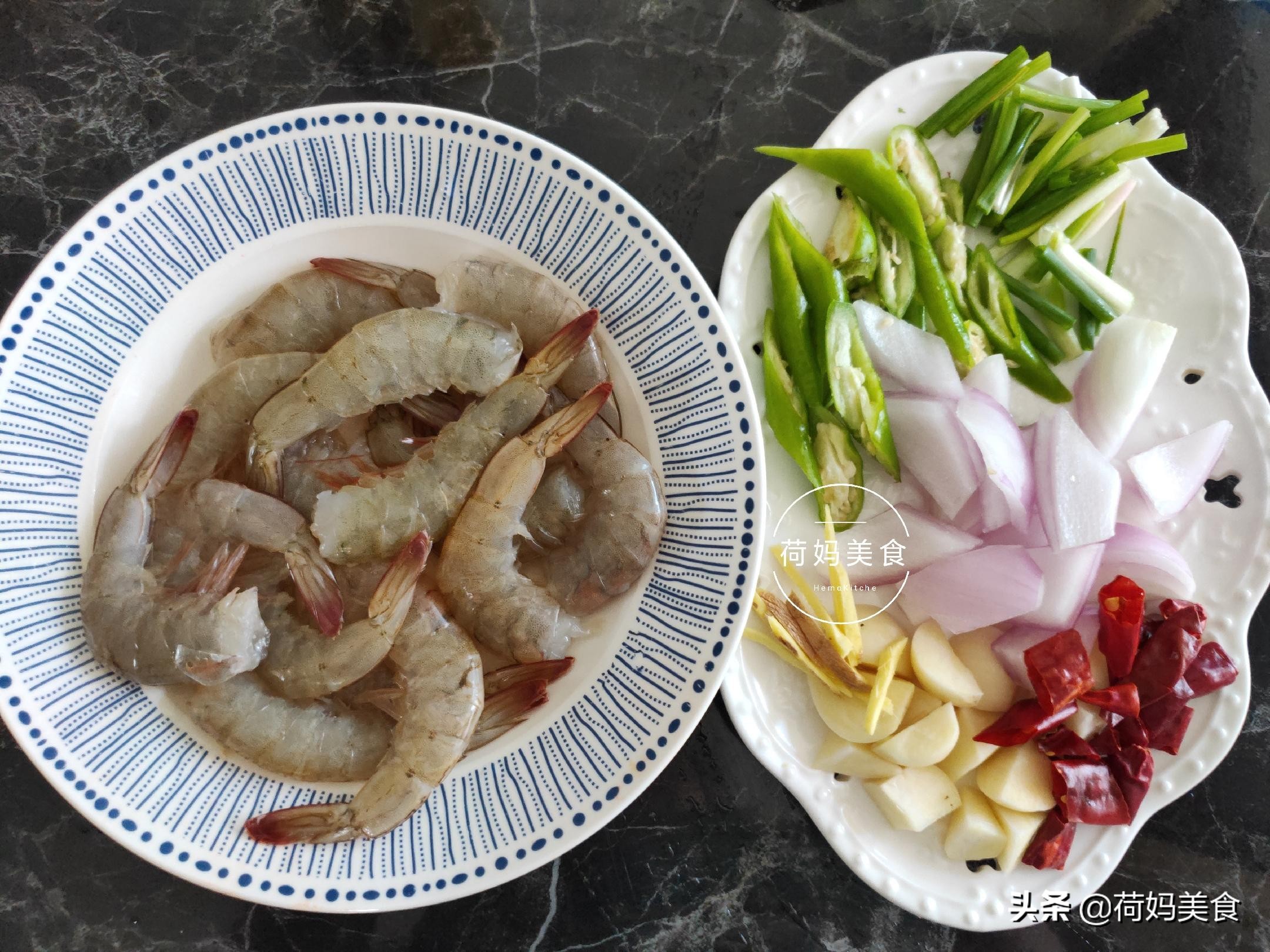 冻虾别再水煮了，加啤酒一焖，鲜香味美，好吃到吮指，一盘不够吃