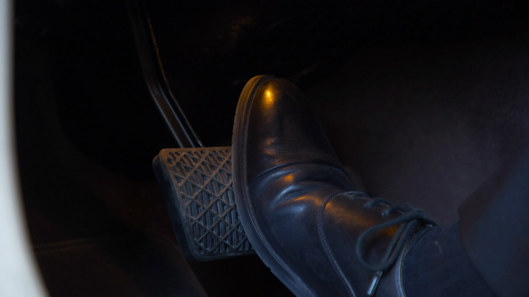 过减速带踩刹车有什么影响,过减速带刹车伤车吗