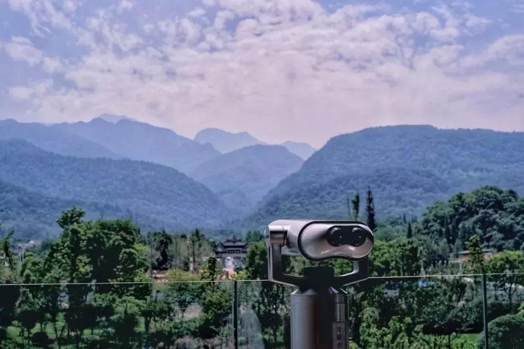 躺酒店床上看风景,躺在星级酒店房间床上看电视