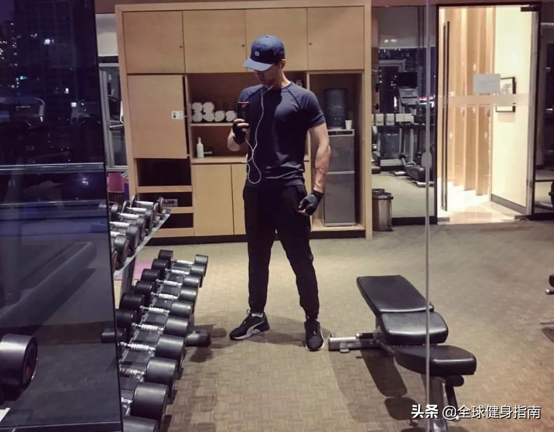 杨紫主动献吻的肌肉男有多帅？圈妹上亿，经历堪称翻版彭于晏