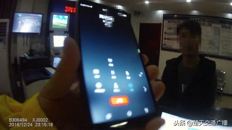 男子违章被查拿出驾照,男子违章被查拿出驾驶证